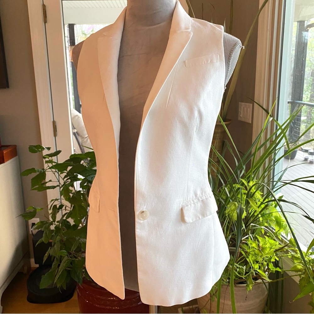 ♥️ Banana Republic. White Tailored Vest, lined & Pristine ♥️ Size 0 ♥️ STUNNING!